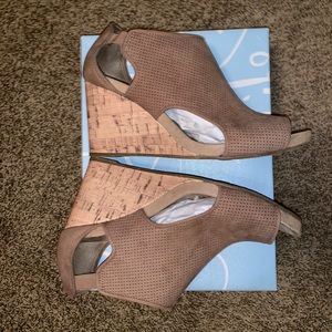 Tan/cork wedges 👠